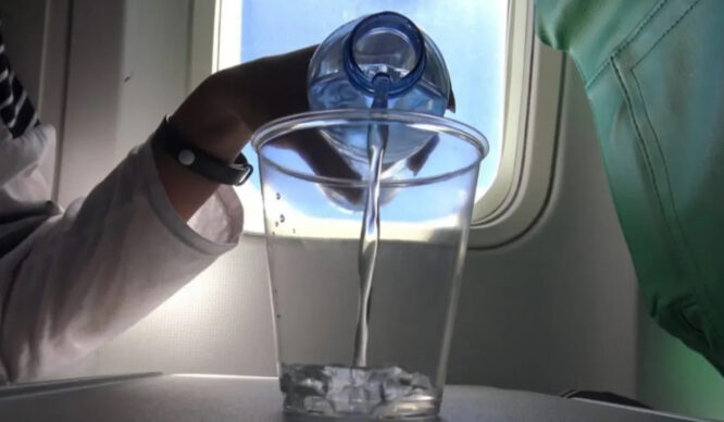 Uçaklarda su ücretsiz oluyor