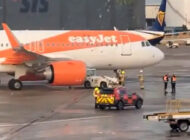 Manchester’da easyjet’in A320 uçağına apron aracı çarptı
