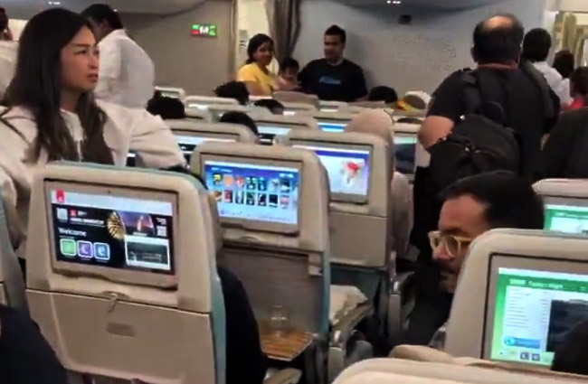 Trump’un vize zammı Emirates uçağında kaosa neden oldu