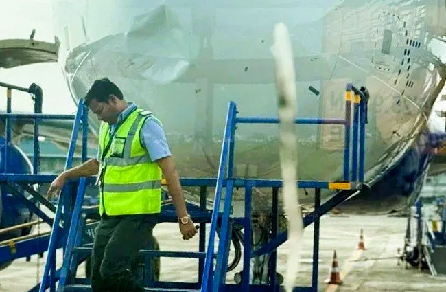 İndigo uçağı A320neo kalkışta kuşa çarptı