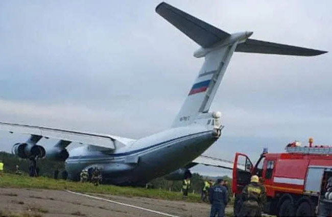 Rusya’da IL-76 askeri uçak inişte pistten çıktı
