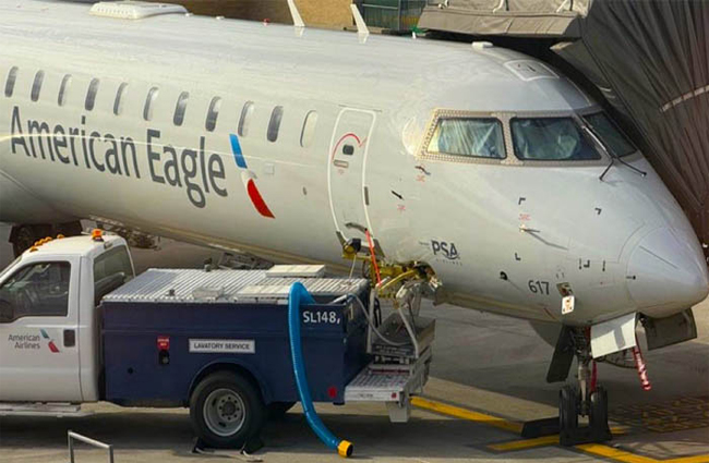 ABD’de CRJ-900’e apron aracı çarptı