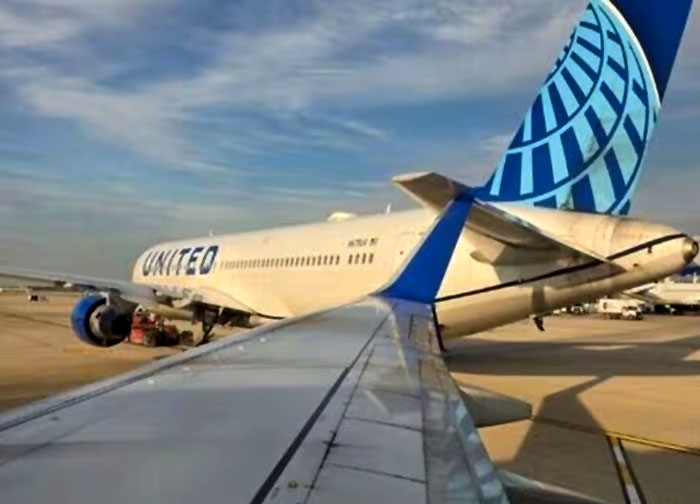 O’Hare Havalimanı’nda B737 takside B67’ye çarptı