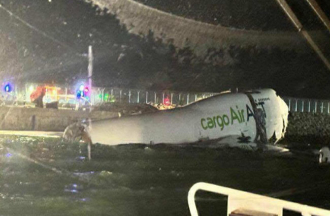 ACT Kargo uçağı pisitten çıkıp denize düştü