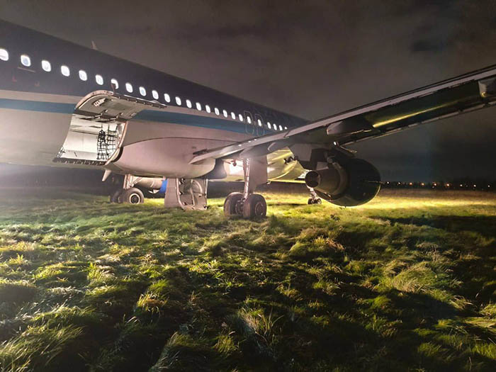 AZAL Havayolu uçağı St. Petersburg’da pistten çıktı