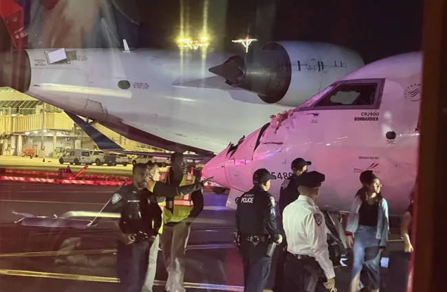 La Guardia Havalimanı’nda iki Delta uçağı çarpıştı