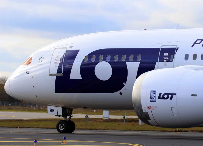 LOT’un Taşkent uçağı Bakü’ye acil indi