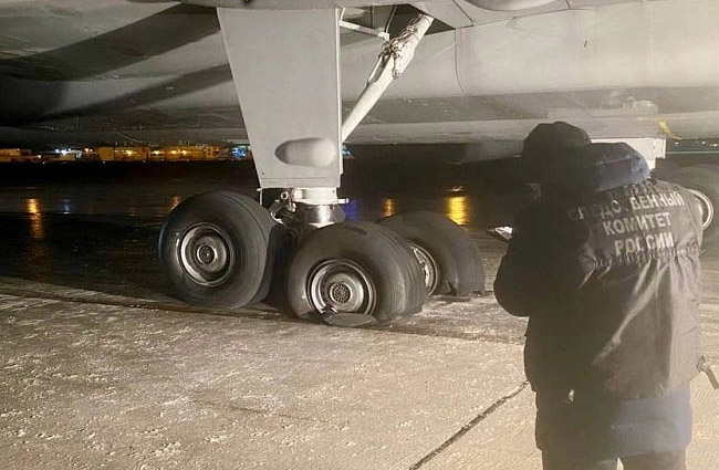 IL-96-400T Yakutsk Havalimanı’na inişte lastiğini patlattı