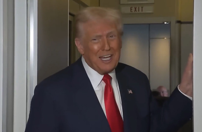 Trump’ın uçağı türbülansa girdi konuşmasını kesmedi