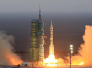 Çin Uzun Yürüyüş-2F roketini uzaya fırlattı