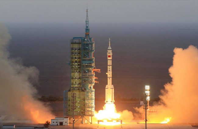 Çin Uzun Yürüyüş-2F roketini uzaya fırlattı