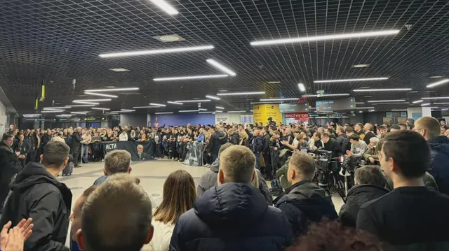 Partizan taraftarları Belgrad Havalimanı’nda izdiham yarattı