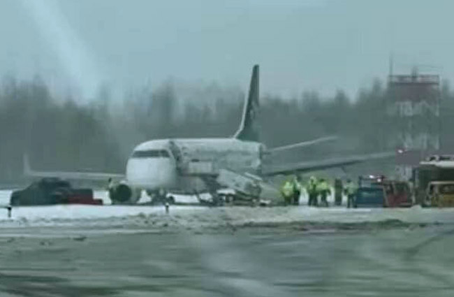 Polonya’da E170 inişte pistten çıktı