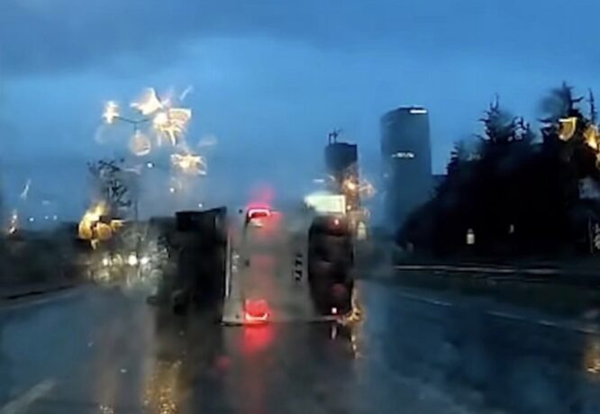 Havalimanı servis aracı kaza geçirdi