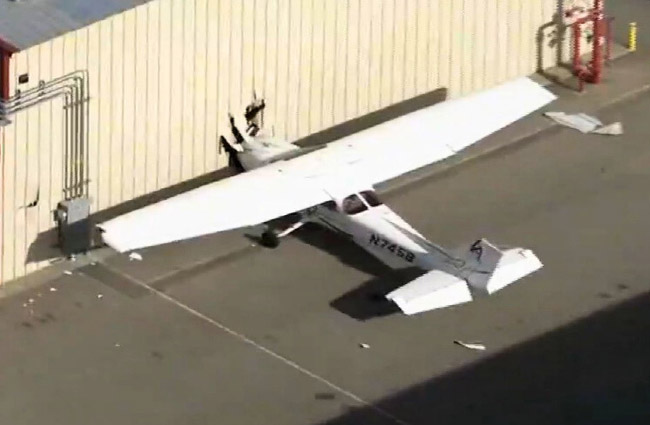 Kaçırdığı uçakla hangara çarptı