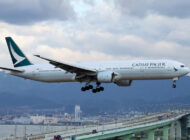 Bir yolcu havada uçağın kapısını açmaya çalıştı