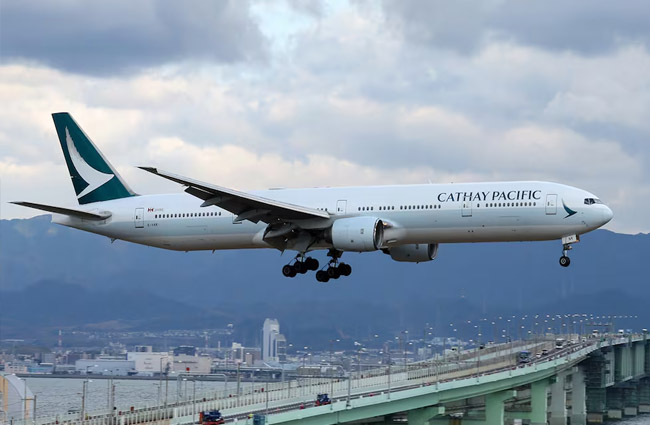 Bir yolcu havada uçağın kapısını açmaya çalıştı