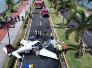 Panama’da Beechcraft 33 tipi uçak oto yola indi