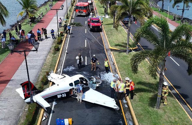 Panama’da Beechcraft 33 tipi uçak oto yola indi