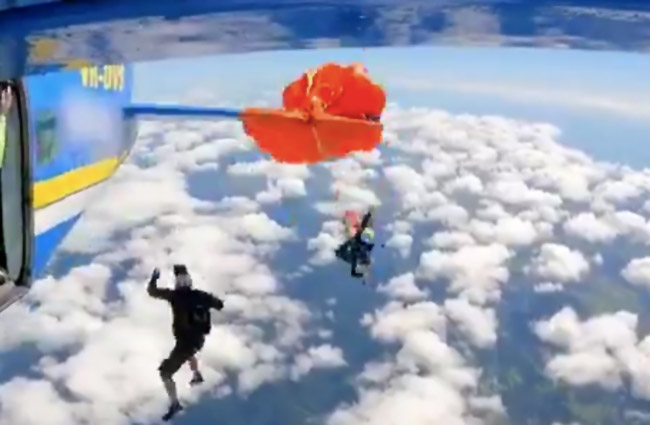 Avustralya’da paraşütçü uçağın kuyruğuna takıldı