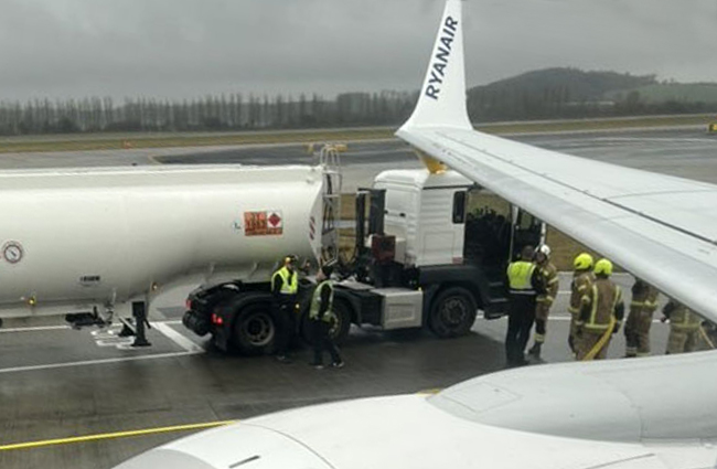 Ryanair uçağı Edinburg’da yakıt tankerine çarptı