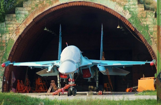 Su-34 uçağının hangarda fırlatma koltukları açıldı