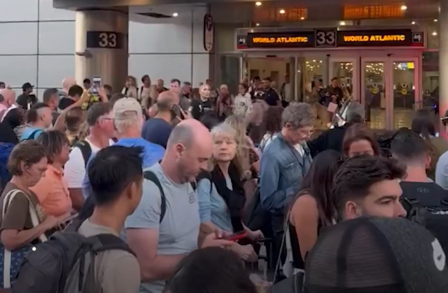 ABD Miami Havalimanı’nda sahip bagaj terminali boşalttı