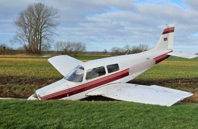 Almanya’da PA-28 tarlaya acil indi