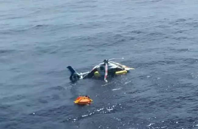 Rio de Janeiro’da helikopter denize acil indi