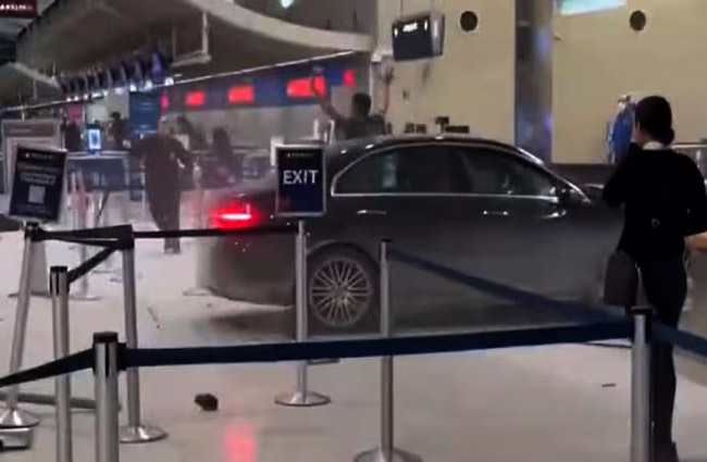 Detroit’te terminale otomobil girdi; 6 kişi yaralandı