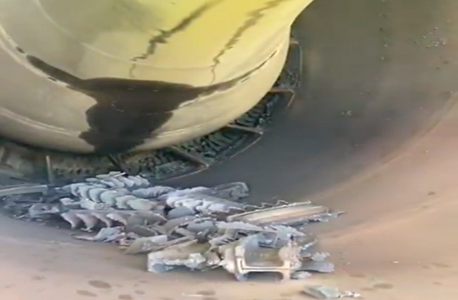 Easyjet uçağının motoru havada alev aldı