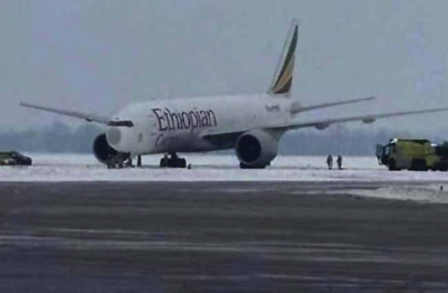 Etiyopya Havayolları’nın B777F’i takside pistten çıktı