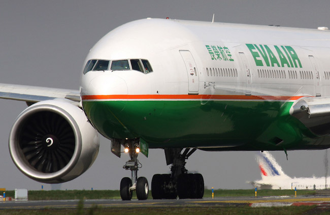 Kaptan pilot yardımcı pilotu yumrukladı