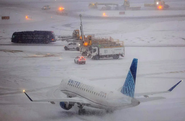 ABD’de tarihi kış hava ulaşımı felç etti