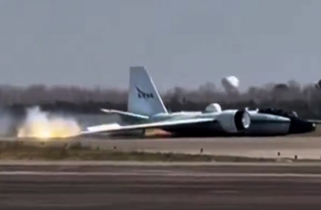 NASA uçağı WB-57 gövde üzerine indi