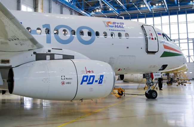 Rusya Superjet 100 yolcu uçağını tanıttı