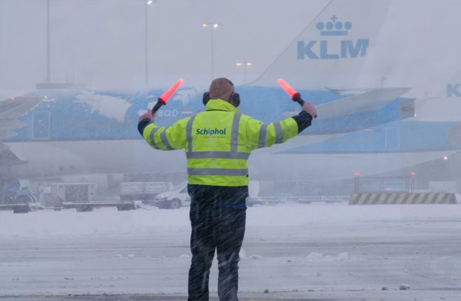 Schiphol Havalimanı’nda kar uçuşları engelliyor