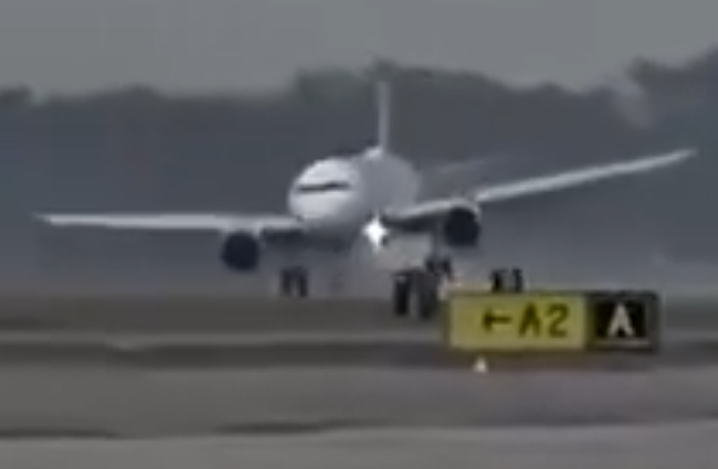 UA uçağı A321 inişte tehlike atlattı