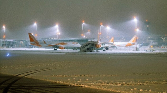 Avrupa’daki havalimanlarına kar engeli