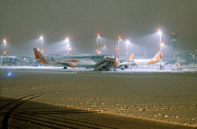Avrupa’daki havalimanlarına kar engeli