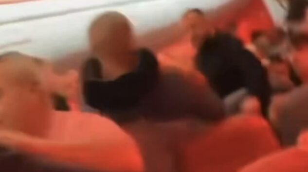 Antalya-Manchester uçağındaki kavgacı yolcular uçuştan men edildi