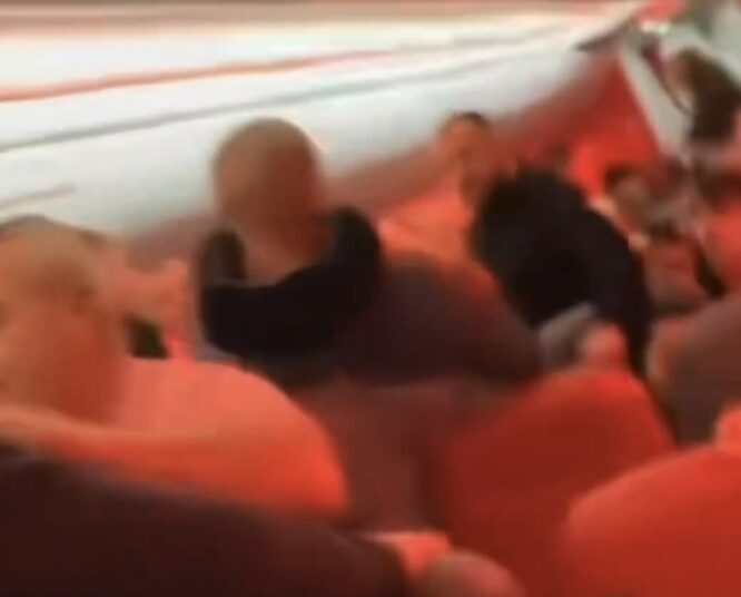 Antalya-Manchester uçağındaki kavgacı yolcular uçuştan men edildi