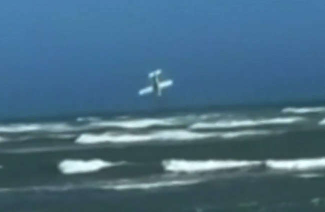 Avustralya’da Cessna 210 denize çakıldı