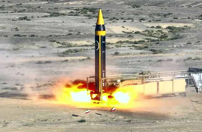 İran yeni füzesi Khorramshahr-4’ü kullandı