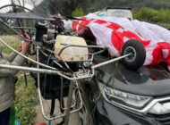 Vietnam’da paramotor aracın üzerine düştü