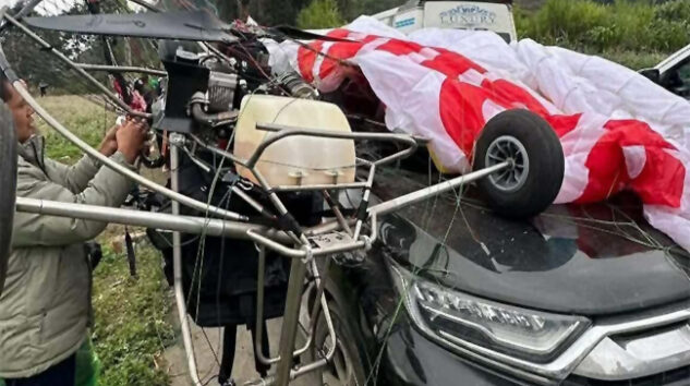 Vietnam’da paramotor aracın üzerine düştü