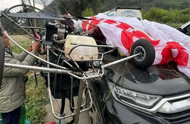 Vietnam’da paramotor aracın üzerine düştü