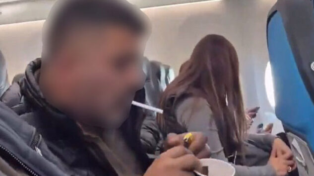 Ajet uçağında sigara yakan yolcu kara listede