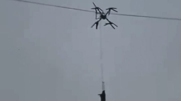 Çin’de domuz taşıyan drone elektrik tellerine takıldı