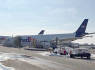 FedEx kargo uçağının ön dikmesi çöktü